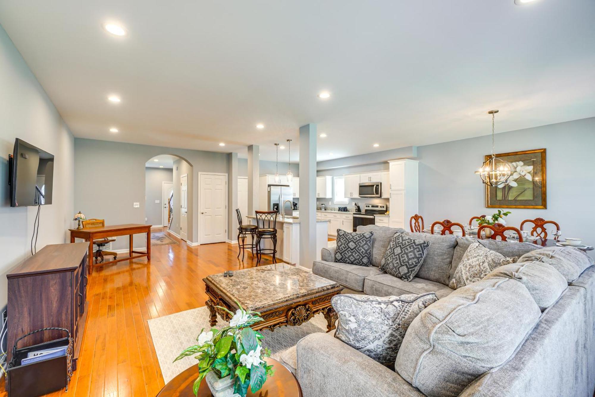 Retreat With Deck About 11 Mi To Downtown! *